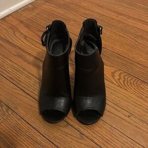 Black ankle heels. Brand Wild Diva